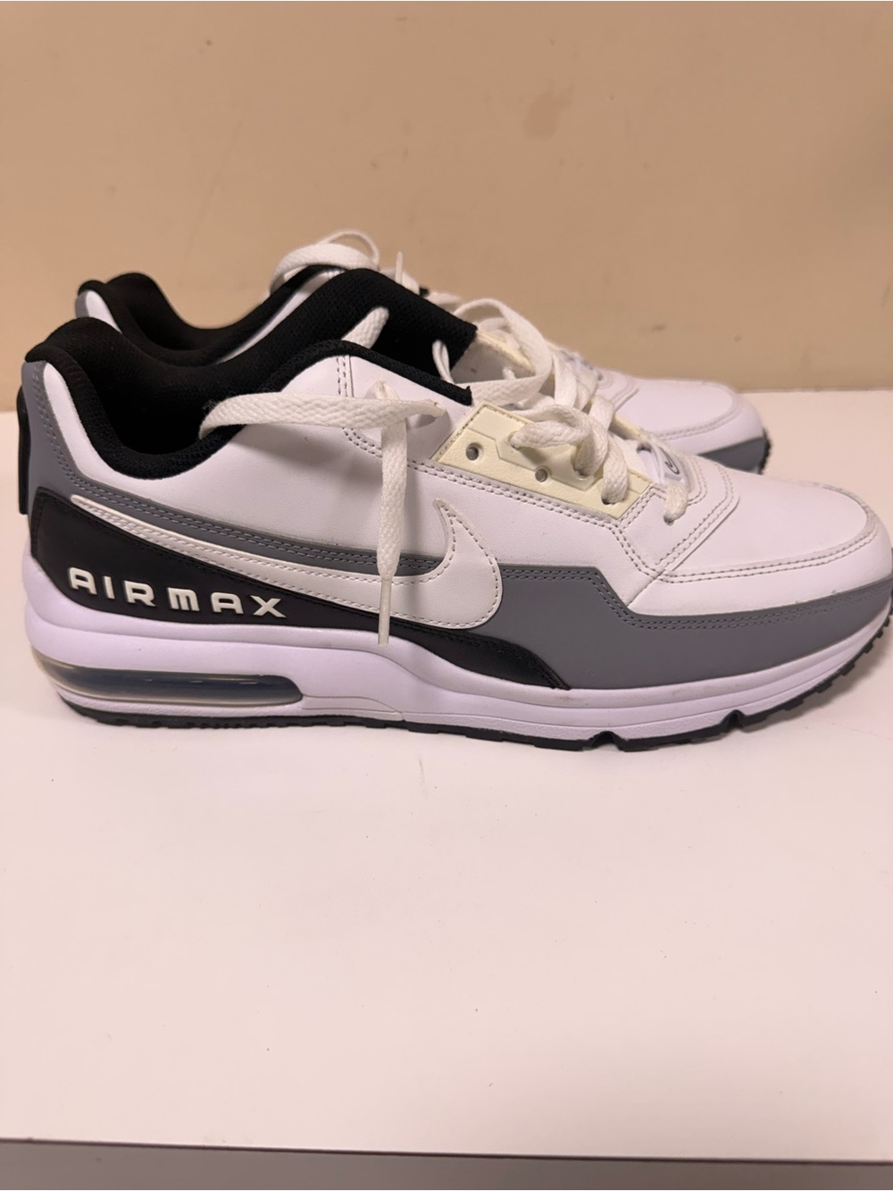Nike Men’s Air Max White/Gray/Black Low-Top Sneakers
